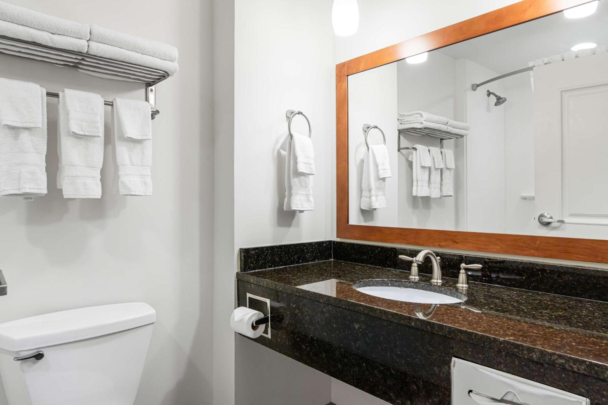 Best Western Plus Westgate Inn And Suites Леленд Екстер'єр фото