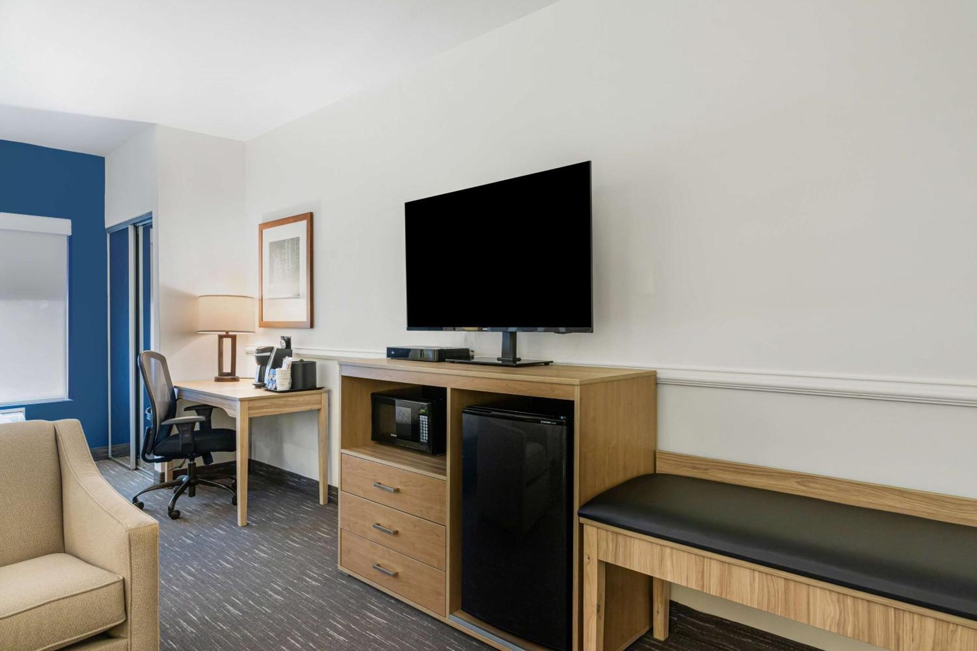 Best Western Plus Westgate Inn And Suites Леленд Екстер'єр фото